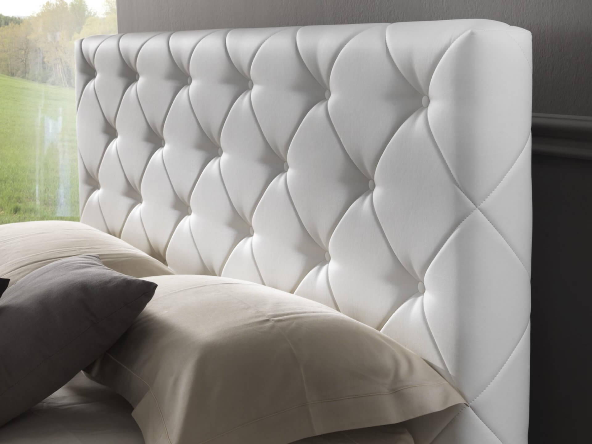 letto matrimoniale con testata